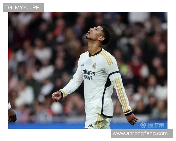 《足坛风云：顶级球星精彩瞬间与赛场背后的故事》