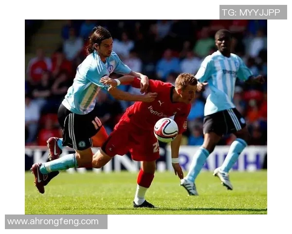 一大群人围抢足球球星背后的狂热与竞争风暴