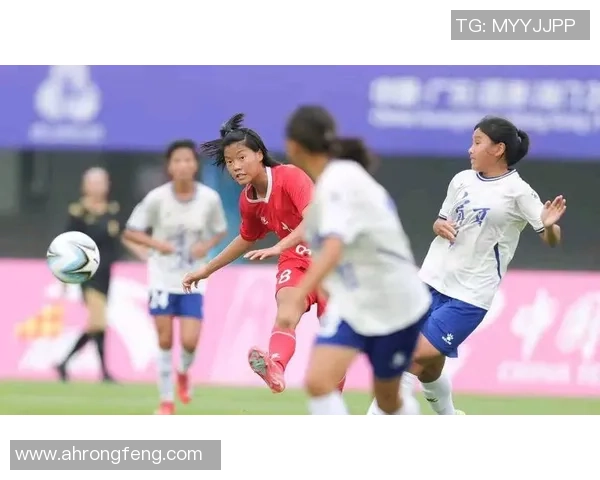中国女足球员在日本赛场崭露头角 展现跨国合作与竞技新风貌